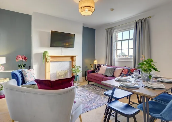 Regency Nest By Spa Town Property - Stylish 3 Bedroom Apartment On 2 Floors, Central Leamington Spa