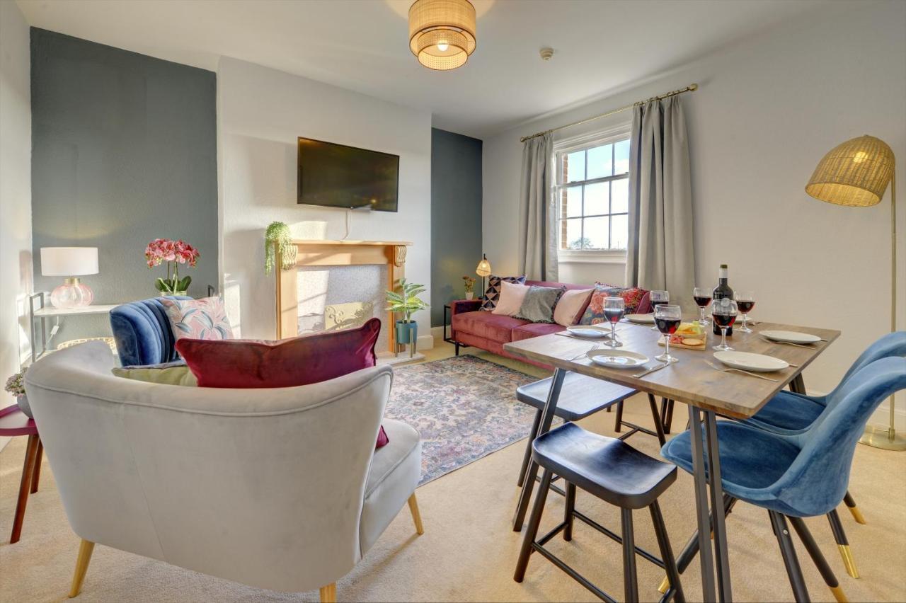 Regency Nest By Town - Stylish 3 Bedroom On 2 Floors, *